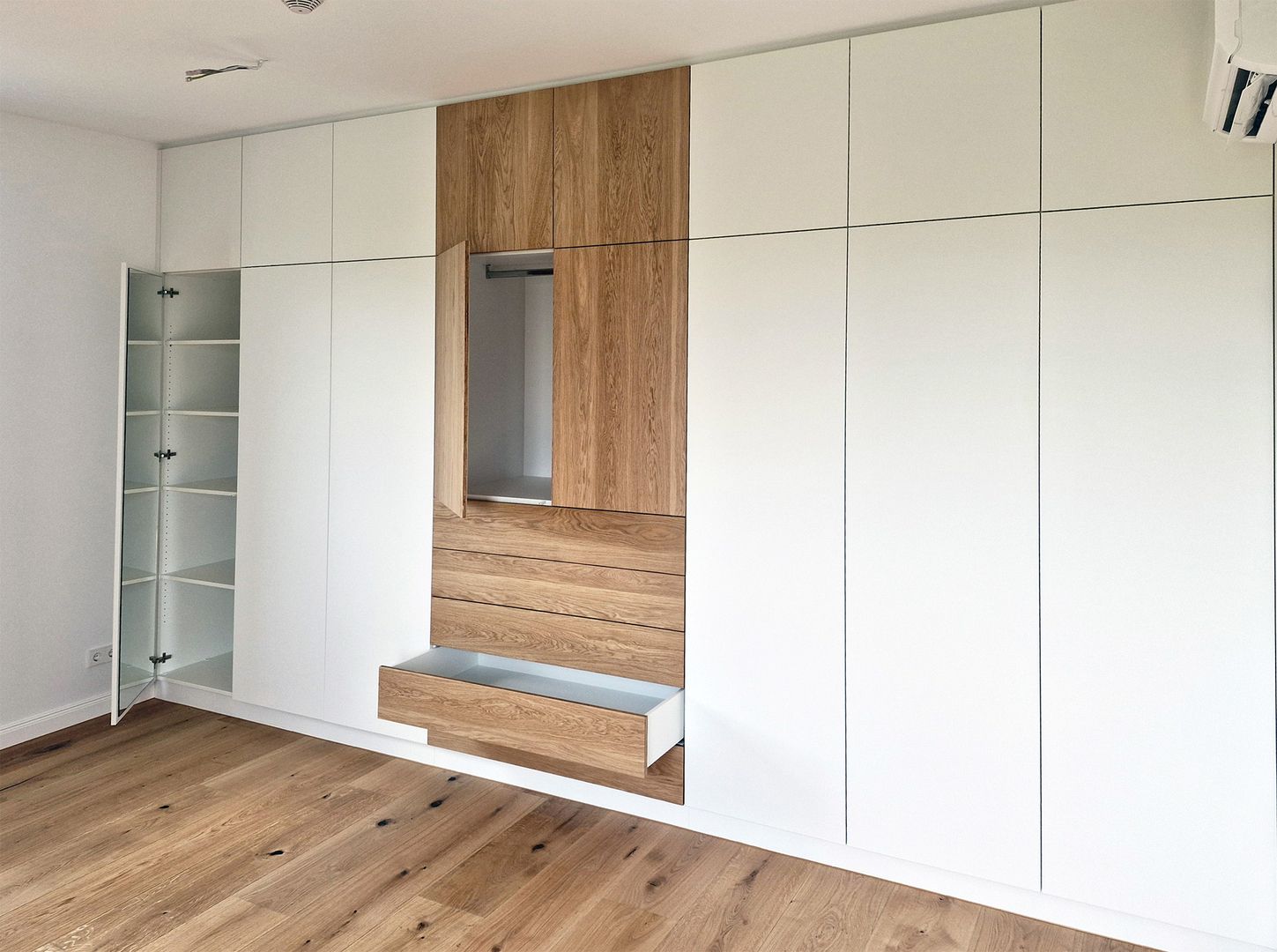 Zimmerschrank in Weiß bedeckt die gesamte Fläche an einer Wand